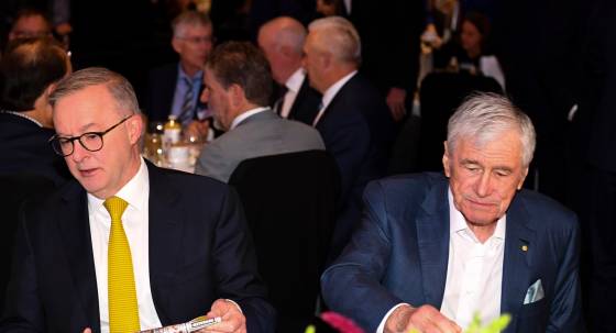 Anthony Albanese with Seven West Media chair Kerry Stokes (Image: AAP/Lukas Coch)