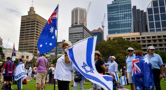 Protesters wave the Australian and Israeli flags during a NAIN rally against antisemitism in Sydney, February 18, 2024 (Image: AAP/Bianca De Marchi)