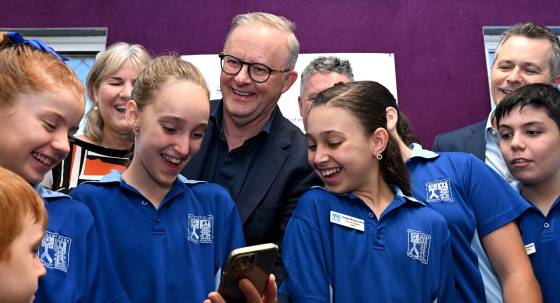 Anthony Albanese surrounded by school students (Image: AAP)