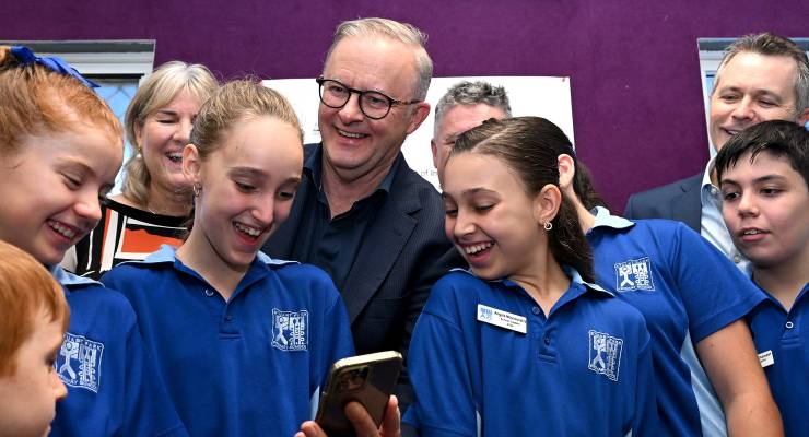 Anthony Albanese surrounded by school students (Image: AAP)
