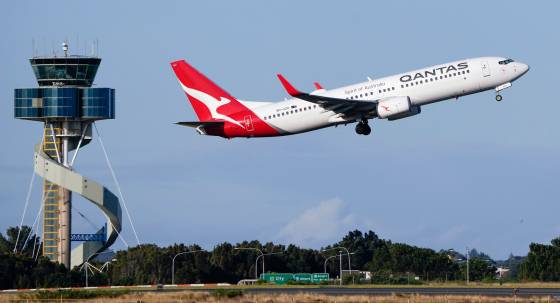 A Qantas Boeing 737 takes off from Sydney Airport (Image: AP/Mark Baker)