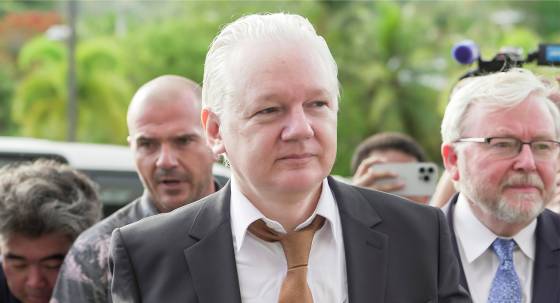 WikiLeaks founder Julian Assange, alongside Kevin Rudd, arrives at the US District Court for the Northern Mariana Islands, Saipan (Image: AAP/Samantha Salamon)