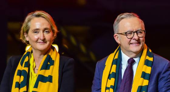 Qantas CEO Vanessa Hudson and Anthony Albanese (Image: SOPA/Sipa USA/Alexander Bogatyrev)