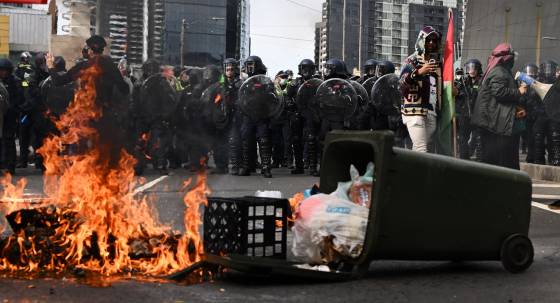 Protests outside the Land Forces Defence Expo in Melbourne, September 11, 2024 (Image: AAP/Joel Carrett)