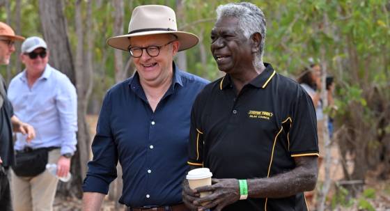 Anthony Albanese and Gumatj leader Djawa Yunupingu (Image: AAP/Mick Tsikas)