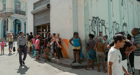 Cubans wait in the hot sun outside a government store (Image: Jake Lapham)