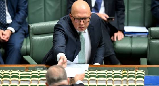 Peter Dutton speaks to Anthony Albanese (Image: AAP/Lukas Coch)