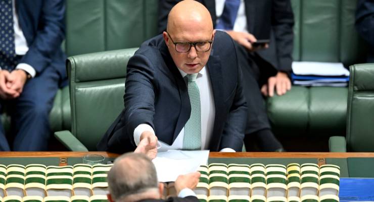 Peter Dutton speaks to Anthony Albanese (Image: AAP/Lukas Coch)