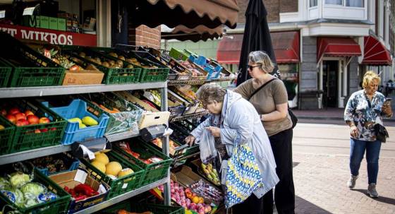 A woman buying groceries (Image: AAP/Sipa USA)