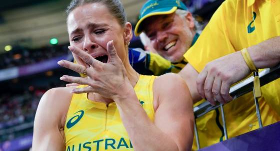 Pole Vaulter Nina Kennedy celebrates her gold medal (Image: SIPA USA/Daniela Porcelli)