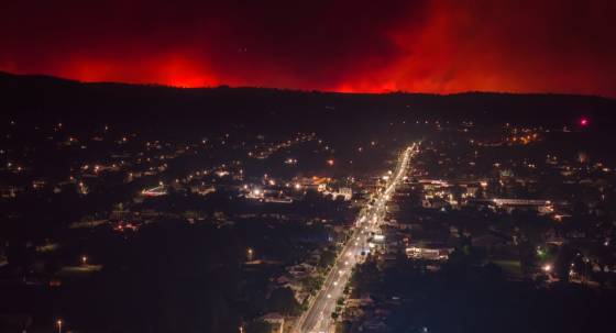 A bushfire approaches Tenterfield, NSW in 2023 (Image: AAP/Tyr Liang)