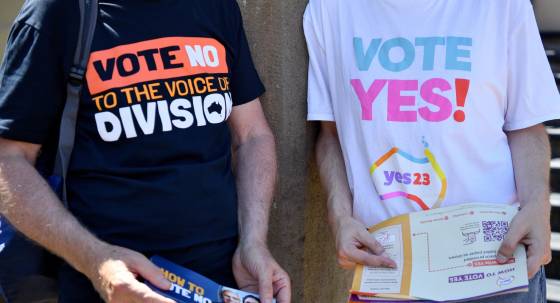Yes and No vote volunteers in Sydney (Image: AAP/Bianca De Marchi)